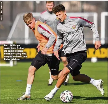  ??  ?? Der 18-Jährige Jonas Kühn (l., hier im Training gegen Heinz Mörschel) wird morgen erstmals zum Kader gehören.