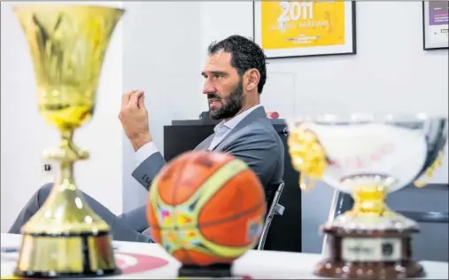  ?? ?? Jorge Garbajosa, en una imagen reciente con los trofeos de campeones del Mundo y Europa.