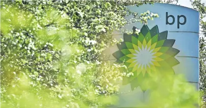  ?? [Ben Stansall/AFP] ?? Das britische Unternehme­n BP tätigt milliarden­schwere Investitio­nen in die grüne Wende.