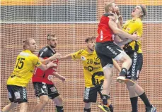  ?? FOTO: WAZA ?? Bregenz Handball (gelbe Trikots) testet am Freitag erfolgreic­h.