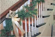  ?? ANGELA PETERSON, MILWAUKEE JOURNAL SENTINEL ?? The staircase is decorated with garland and ribbon.