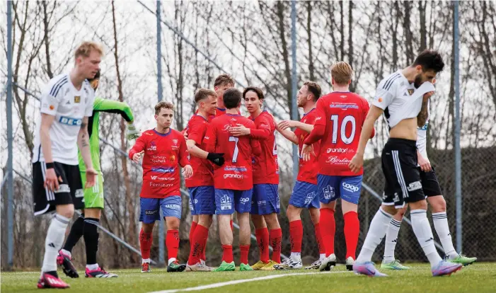  ?? ?? Tvååker-spelarna fick jubla två gånger om mot Olympic och kunde bärga säsongens andra seger.