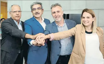  ?? CRISTÓBAL GARCÍA / EFE ?? El socialista Ángel Víctor Torres (segundo por la derecha) será el nuevo presidente de Canarias