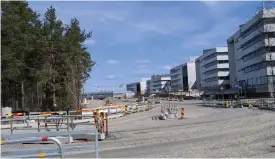  ?? FOTO: NICLAS LöNNQVIST ?? På Befästning­svägen vid Säteriberg­et byggs spårjokern. Det nya bostadsomr­ådet byggs på området till vänster på bilden.