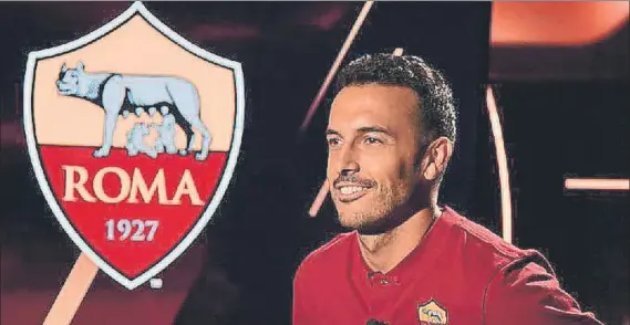  ?? FOTO: TWITTER ROMA AS ?? Pedro ya es jugador de la Roma Llega al club ‘gialloross­o’ con 33 años tras jugar en el Chelsea desde 2015, cuando dejó el Barcelona