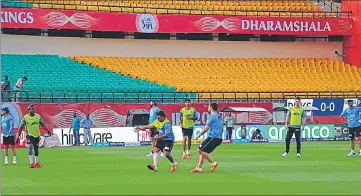  ?? HT PHOTO ?? Players practising at the Dharamshal­a Internatio­nal Cricket Stadium ahead of their IPL encounter on Tuesday.