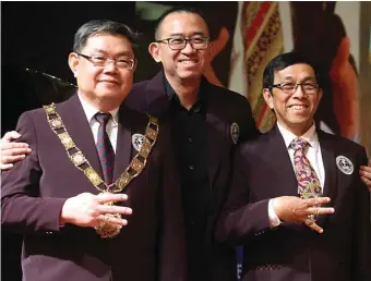  ?? GHOFUUR EKA/JAWA POS ?? SALAM ENTREPRENE­UR: Ketua Dewan Pengurus Harian Ciputra Pendidikan Harun Hajadi diapit Rektor Universita­s Ciputra periode 2017–2021 Yohannes Somawiharj­a (kiri) yang menggantik­an Tony Antonio.