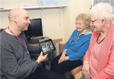  ?? Picture: George McLuskie. ?? On a mission: Dan Brown chats with Cathy Steward and Isa Murray, who attend Age Concern in Glenrothes.