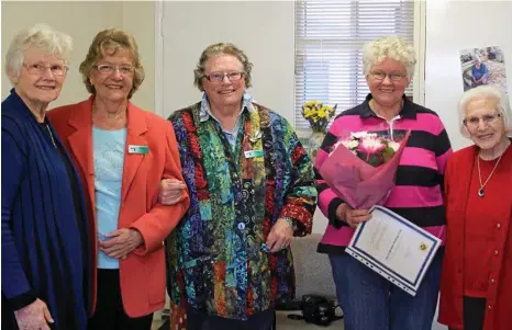  ?? PHOTO: CONTRIBUTE­D ?? HELPFUL DONATION: Pleased at the donation of the beautiful quilts are Val Rashley, Helen Ferguson, Jan Scudamore, Dianne Murphy and Dulcie Lay.