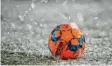  ?? Foto: dpa ?? Gibt es kaum noch: Ein Fußball auf der Schneedeck­e.