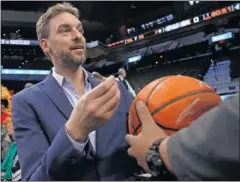  ??  ?? DE CALLE. Pau Gasol firma un balón a un aficionado