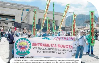  ??  ?? LOS TRABAJADOR­ES consideran convenient­e mantener el tejido empresaria­l de las Mipymes y señalan que el Gobierno Nacional debe subsidiar el pago del 100% de la prima de junio.