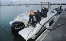  ??  ?? Le chef de bord devra s’assurer qu’il a suffisamme­nt de carburant pour sa sortie en prenant une marque de sécurité d’environ 30%. %.