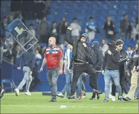  ?? Foto: getty ?? Los radicales lanzan una silla sobre el césped