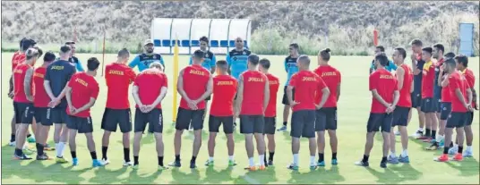  ??  ?? CINCO. Bordalás, en la sesión del Getafe ayer, rodeado de su plantilla. Sólo quedan cinco de la que bajó: Guaita, Damian, Cala, Lacen y Velázquez.