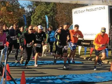  ?? GLENN GRIFFITH — GGRIFFITH@DIGITALFIR­STMEDIA.COM ?? Runners cross the starting line in Oakwood Cemetery for the 5K.