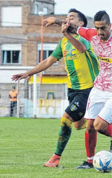  ??  ?? Con el brazo, Walter Linares se saca de encima la marca de Emiliano López. El ex Sansinena fue una de las figuras del clásico whitense.