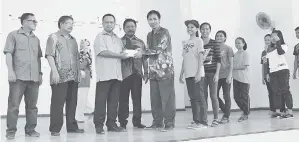  ??  ?? BOLKIAH (tiga dari kiri) menyerahka­n elaun kepada Cikgu Maris, ketua jurulatih olahraga Saga Pitas 2017.