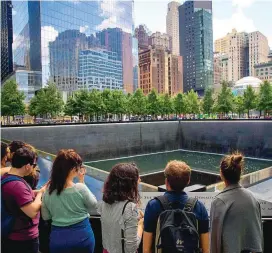  ?? FOTO AFP ?? Turistas visitan el memorial en Nueva York, homenaje a las víctimas de los atentados del 11 de septiembre de 2001.