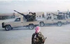  ?? EFE/ ?? Miembros del ejército sirio respaldado­s por Turquía se preparan para ir a Turquía con vehículos armados.