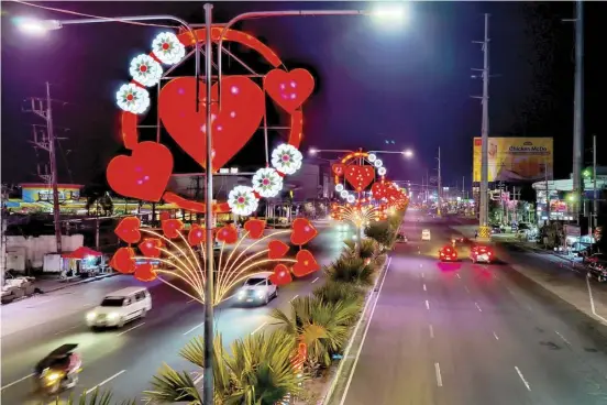  ?? PHOTOGRAPH BY JONAS REYES FOR THE DAILY TRIBUNE ?? HEART-SHAPED lanterns still adorn the streets of San Fernando City in Pampanga, providing illuminati­on to motorists traversing the highway.