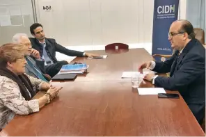  ??  ?? El gobernador Graco Ramírez entregó a representa­ntes de la CIDH una carta en la que la Conago llama a respetar los derechos humanos y los estándares interameri­canos con los migrantes.