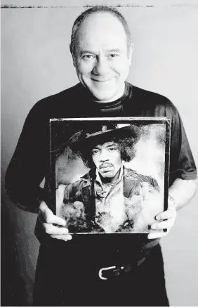  ??  ?? Insieme a uno dei miti Carlo Verdone e Jimi Hendrix: una delle sue più grandi passioni è quella della musica. Suona anche la batteria