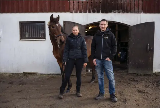  ?? ?? Jonathan Lundblad och hans dotter Matilda, 16, har sin häst på Stillestor­ps gård.