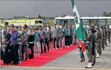  ??  ?? BIENVENIDA. La Chapecoens­e es recibida con honores militares en su llegada al aeropuerto de Medellín..