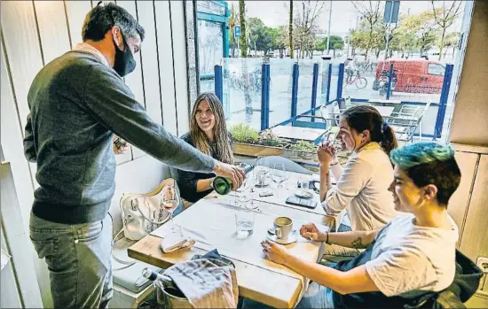  ?? CÉSAR RANGEL ?? Albert Enrich sirve a unos clientes en La Mar Salada, ayer al mediodía, un lunes lluvioso