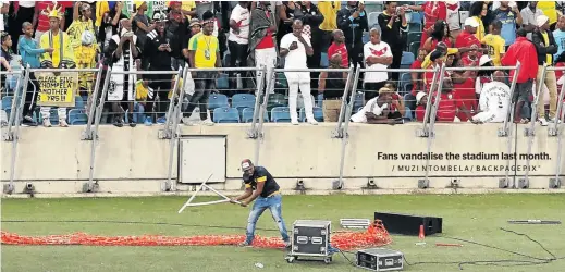  ?? / MUZI NTOMBELA/ BACKPAGEPI­X ?? Fans vandalise the stadium last month.