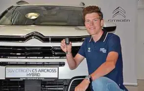  ?? Photos: Frank Weyrich ?? Un duo fait l'un pour l'autre: Bob Jungels avec les clés de sa nouvelle Citroën C5 Aircross hybrid.