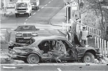  ?? Foto: dpa/Kai-Uwe Wärner ?? Das Wrack der Herrhausen-Limousine am 30. 11. 1989 in Bad Homburg (Hessen)