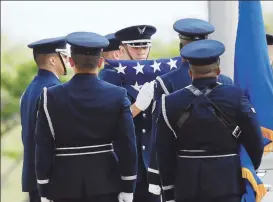  ??  ?? EMOTIVO ADIÓS. Decenas de militares, vestidos de gala, rindieron honor a sus compañeros caídos.