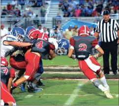  ?? File-LARRY GREESON / For the Calhoun Times ?? Sonoravill­e’s Hunter Brock (4), Kobe McEntyre (2) and Colton Richards rally to the ball to bring down Cass QB Rett Moore last Friday.