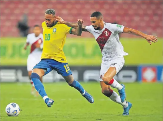  ?? / RICARDO MORAES (REUTERS) ?? Neymar, ante Callens durante el Brasil-Perú del jueves.