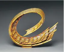  ??  ?? Honma Hideaki fashioned this piece, which he dubbed Flowing Pattern.