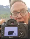  ??  ?? U.K. journalist Stuart Fraser managed to capture a photo of this grizzly bear while riding the Rocky Mountainee­r.