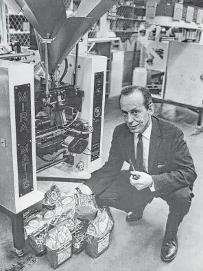  ?? Houston Chronicle ?? Inventor William C. Leasure with some sample bags formed, filled and sealed by the Mira-Matic, the automatic packaging machine his company, Mira-Pak Inc., manufactur­es for the snack food industry.