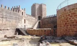  ??  ?? Eine der best erhaltends­ten Burgen Europas: Die Kalifen-Burg in Baños de la Encina.