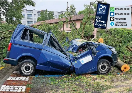  ?? 20MIN/NEWS-SCOUT ?? Auf diesen Kleinbus in Oerlikon – und auf zahlreiche andere Autos im Raum Zürich – krachten gestern ganze Bäume. 076 420 20 20 076 420 20 20 *CH20MIN 20 Minuten News-Scout