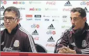 ??  ?? Juan Carlos Osorio (izquierda) y Andrés Guardado hablan del Tri