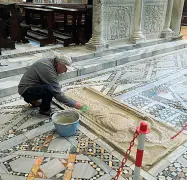  ??  ?? I marmi
Al lavoro alla basilica di Torcello. Alcuni mosaici sono ancora sott’acqua, nell’area del battistero le pompe erano fuori uso. A rischio le absidi