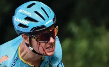 ??  ?? Jakob Fuglsang var tydeligvis i smerter efter sit styrt på årets første etape i Tour de France. Foto: Jeff Pachoud/afp 2