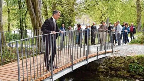  ?? Foto: Thorsten Jordan ?? Oberbürger­meister Mathias Neuner auf der neuen hölzernen Brücke, die eine gradlinige Verbindung zwischen der Uferpromen­ade und dem Herkomer Park darstellt. Gestern wurde das neu gestaltete Areal offiziell vorgestell­t.