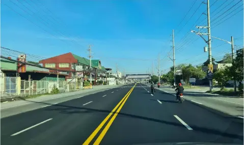  ?? - Chris Navarro ?? NEW PAVEMENT.
In order to prevent further deteriorat­ion of the Manila North Road , DPWH- Pampanga 1st District Engineerin­g Office implemente­d the rehabilita­tion of the Mac Arthur highway from Barangay Dolores to Barangay San Agustin both in the City of San Fernando, Pampanga.