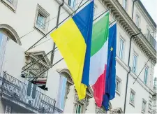  ?? (Lapresse) ?? I vessilli
Le bandiere ucraina, italiana ed europea a Palazzo Chigi