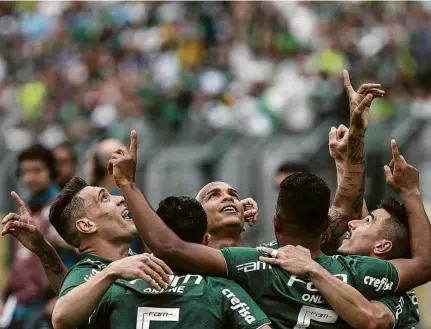  ?? Ale Cabral/Agif/Folhapress ?? Jogadores do Palmeiras comemoram o segundo gol de Deyverson no Pacaembu