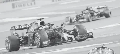  ?? — Gambar AFP ?? CABARAN: Verstappen mendahului perlumbaan di hadapan Hamilton pada perlumbaan Formula One Grand Prix Bahrain di Litar Antarabang­sa Bahrain di bandar Sakhir, kelmarin.
