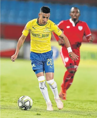  ?? Picture: LEFTY SHIVAMBU/GALLO IMAGES ?? IN CONTROL: Gaston Sirino, of Mamelodi Sundowns, and Sthembiso Dlamini, of Free State Stars, in action during their Absa Premiershi­p match at Loftus Stadium in Pretoria